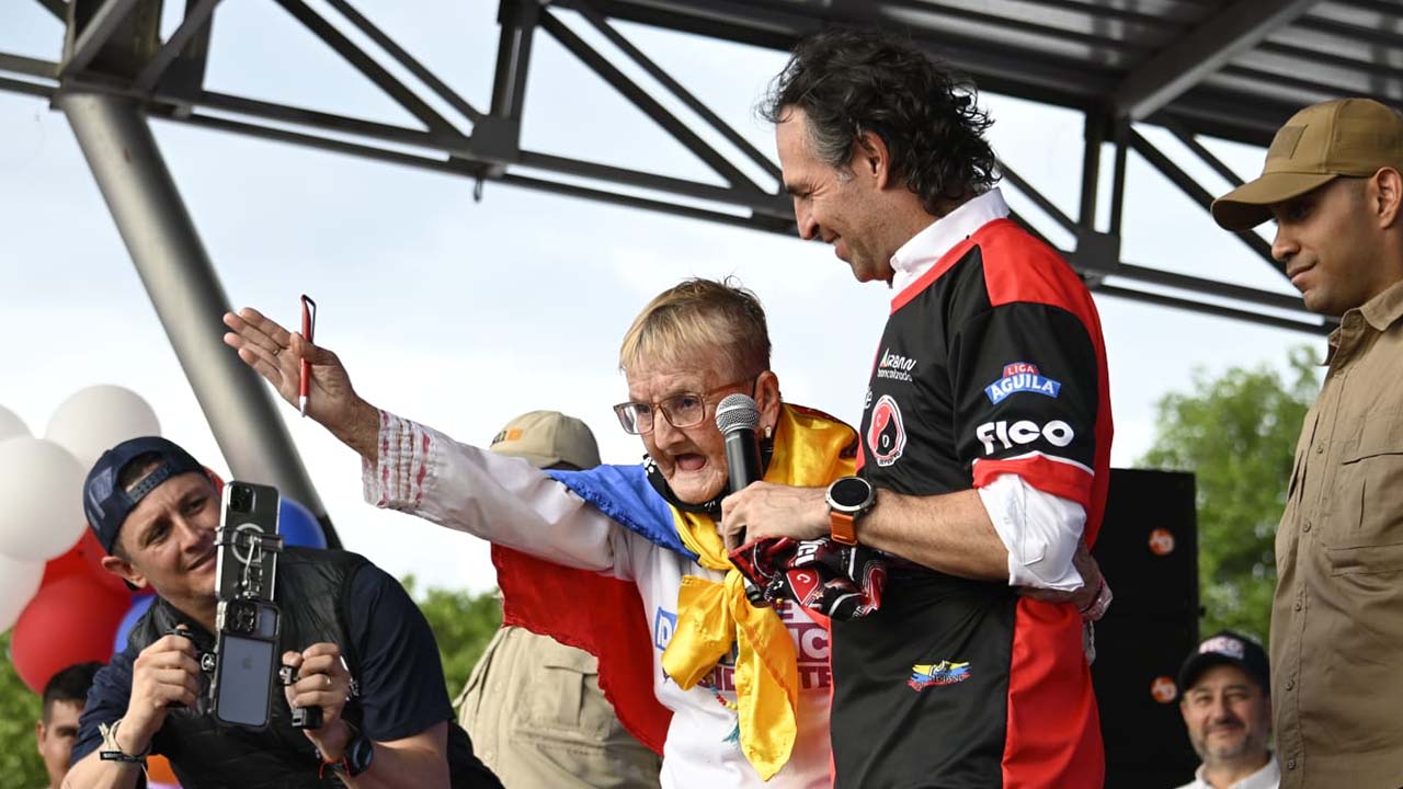 El candidato habló con la comunidad. 