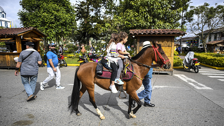 Filandia, el pueblo de Colombia que sonríe por el dólar fuerte de las remesas./Foto: AFP
