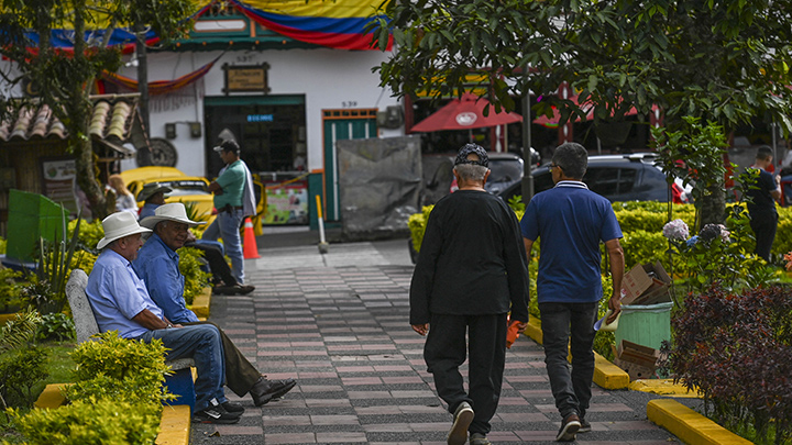 Filandia, el pueblo de Colombia que sonríe por el dólar fuerte de las remesas./Foto: AFP