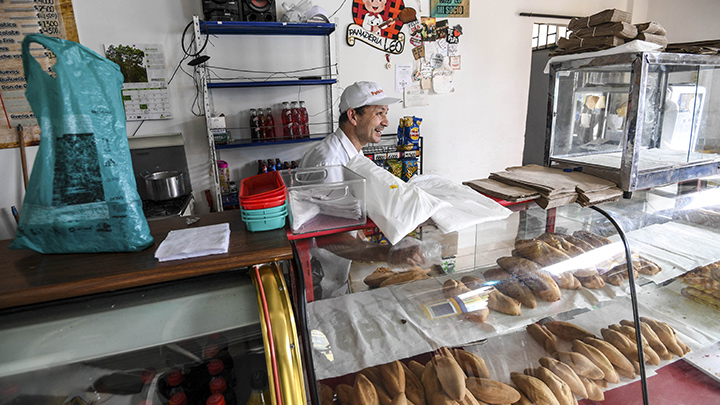 Filandia, el pueblo de Colombia que sonríe por el dólar fuerte de las remesas./Foto: AFP