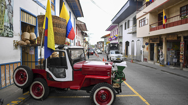 Filandia, el pueblo de Colombia que sonríe por el dólar fuerte de las remesas./Foto: AFP