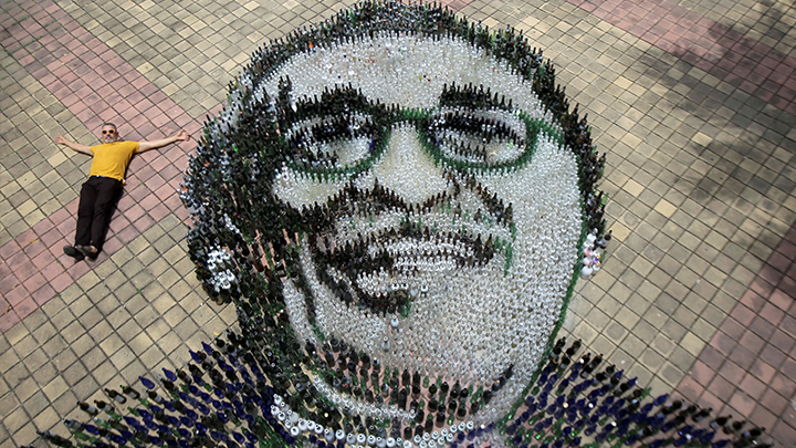 García Márquez y el singular homenaje en vidrio que recibió en Colombia./Foto: AFP