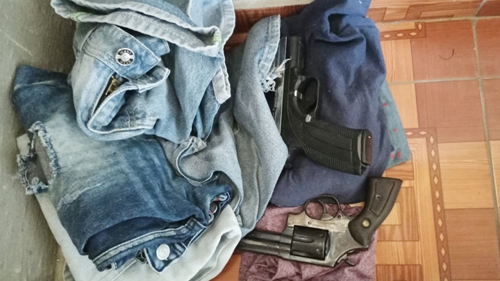 Autoridades decomisaron armas.