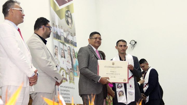 El rector de la institución, Ivaldo Torres Chávez, destacó que estos nuevos egresados están llamados a convertirse en agentes de cambio en sus territorios. 