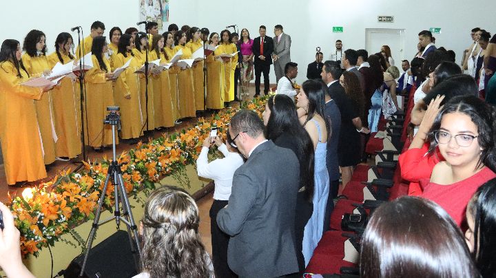 La universidad entregó 1.404 títulos entre programas de pregrado y posgrado. 