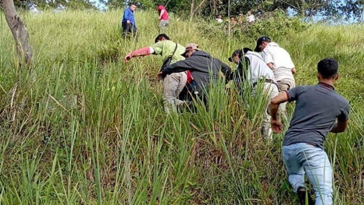  Varias personas bajaron hasta donde quedó el vehículo y ayudaron a los accidentados.