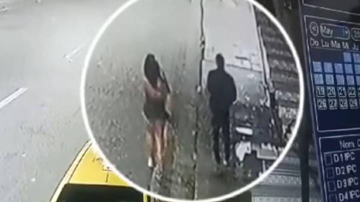 El hecho quedó registrado en las cámaras de seguridad.