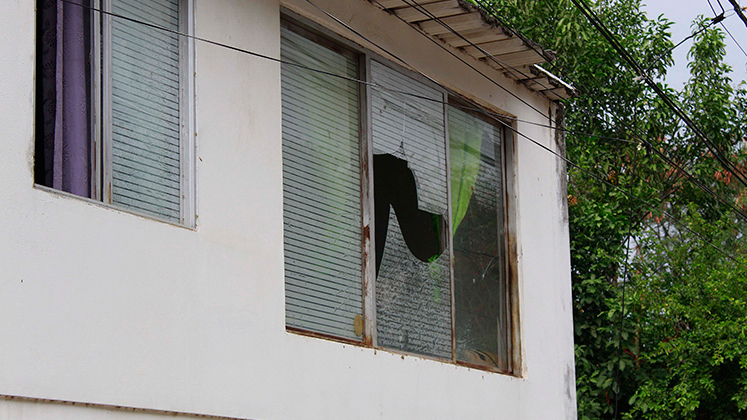 La explosión dejó los ventanales rotos de tres viviendas y parte del techo de una de ellas destruido. /Foto: Stefany Peñaloza-La Opinión