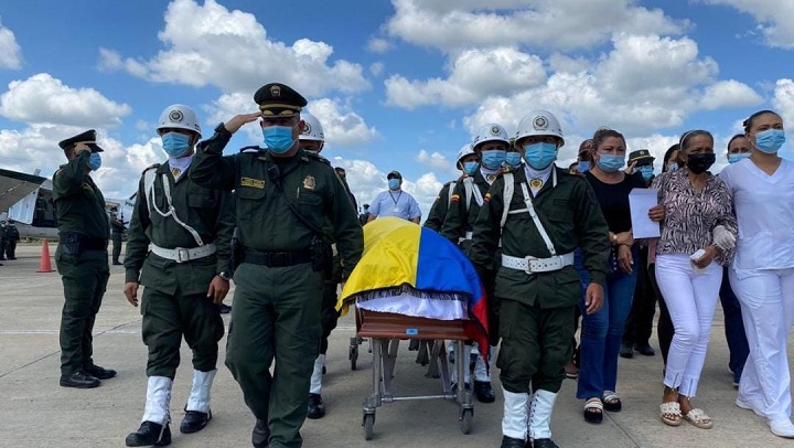 Una guardia de honor recibió el cuerpo del uniformado Velillas en Sucre