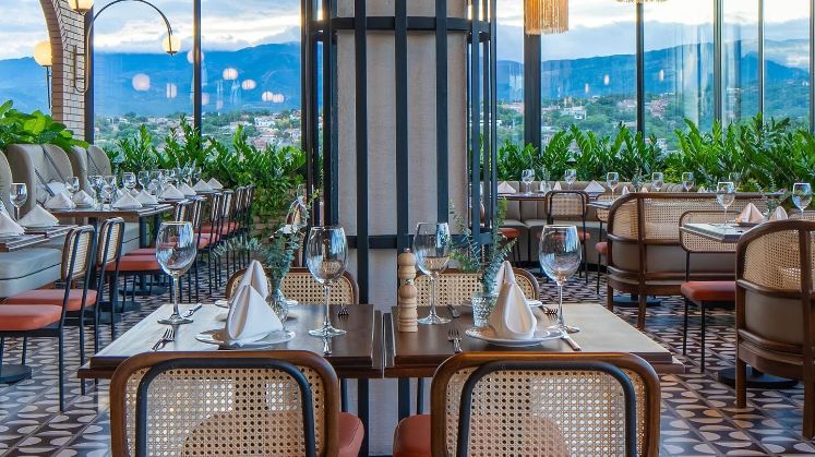 Su arquitectura, inspirada en las grandes capitales del país, integra amplios ventanales, jardines en balcones y espacios abiertos pensados para aportar frescura y armonía. 