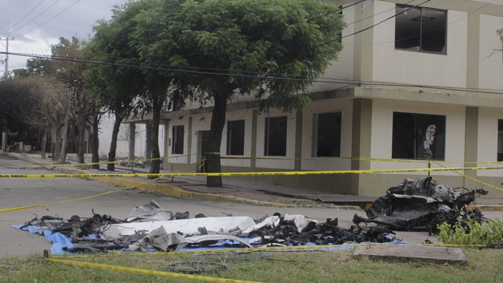 Una camioneta Toyota Fortuner, modelo 2017, de placas JGX-180, fue comprada para cargarla de explosivos y usarla para el atentado.