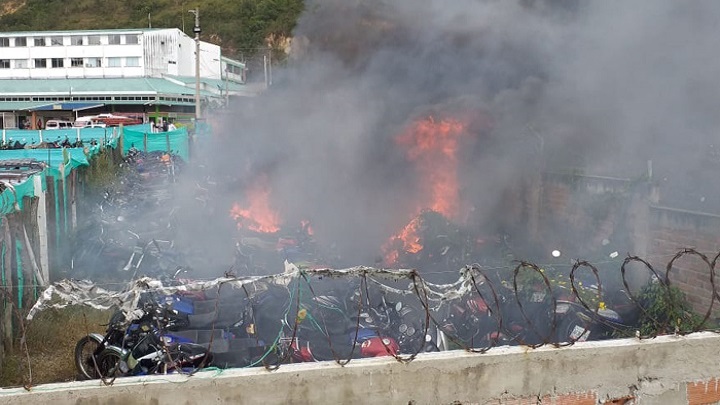 En tres ocasiones inescrupulosos han intentado quemar los vehículos guardados en los patios de la Terminal./Foto: archivo