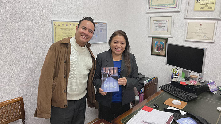 Jesús con su nuevo libro "Echar a volar sin alas"./Foto: cortesía
