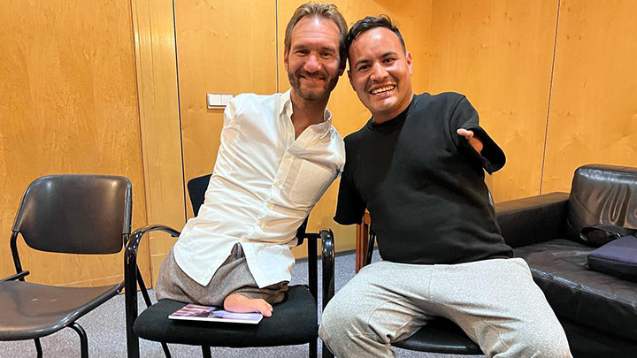 Jesús junto a Nick vujici/Foto: cortesía