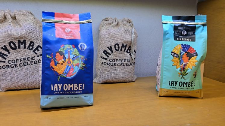Las distintas variedades provienen de cafetales en Caldas y Huila, regiones reconocidas por producir algunos de los mejores cafés de Colombia.