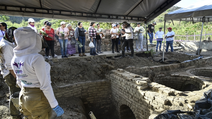 Familiares de las víctimas incineradas esperan noticias