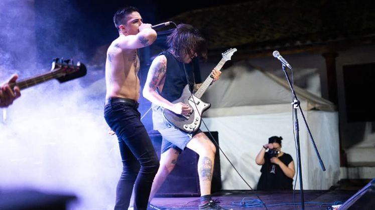 Con una mezcla explosiva de punk, grunge, hardcore y metal, este cuarteto fronterizo graba su primer disco de forma independiente.