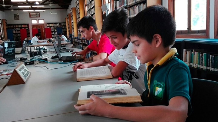 Los videojuegos, las redes sociales y los programas de televisión a menudo son más atractivos y gratificantes a corto plazo que la lectura de un libro. 