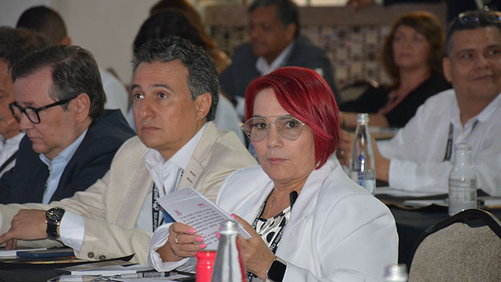 El presidente nacional de Asobares, Camilo Ospina, y la viceministra de Turismo de Venezuela, Leticia Gómez. 