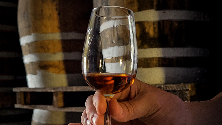 Los maestros del ron preservan un saber hacer centenario en Cuba  