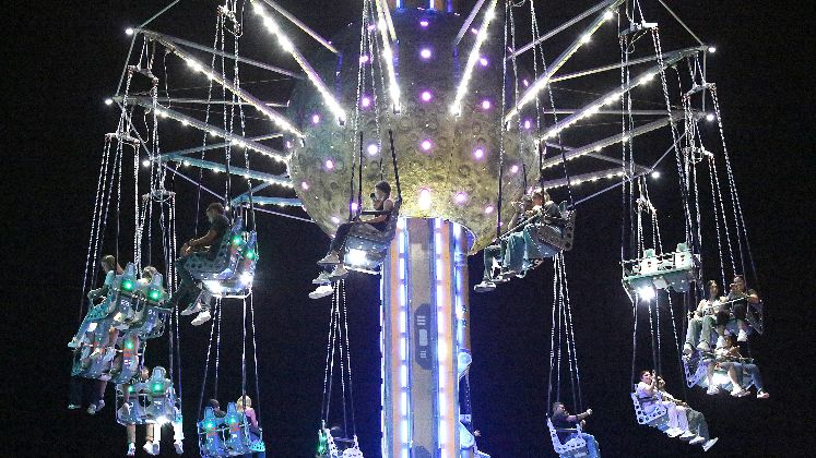 Batman es una imponente estructura de aproximadamente 50 metros de altura con sillas voladoras.