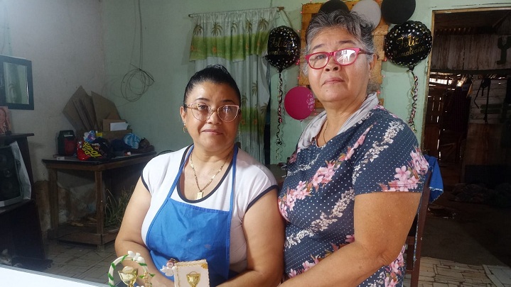 Leonor (derecha) y su hija.