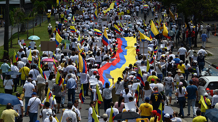 Miles de personas marcharon este lunes en las principales ciudades de Colombia contra el Gobierno de Petro./Foto: AFP