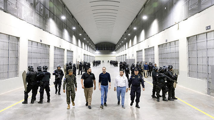 Bukele presenta megacárcel para 40.000 pandilleros en El Salvador./Foto: AFP