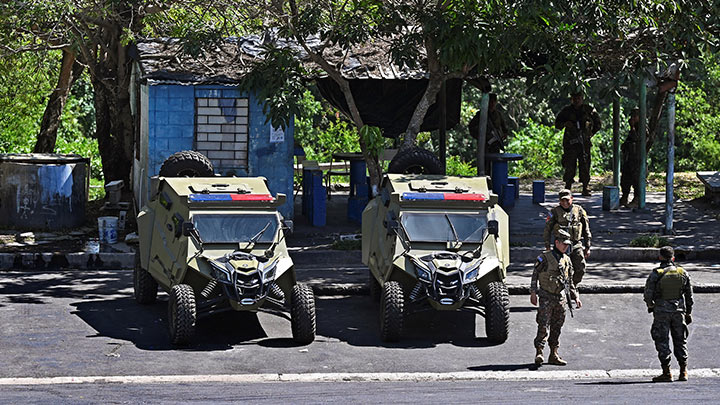 Militares asedian a las pandillas en sus bastiones en ciudad cercada en El Salvador./Foto: AFP