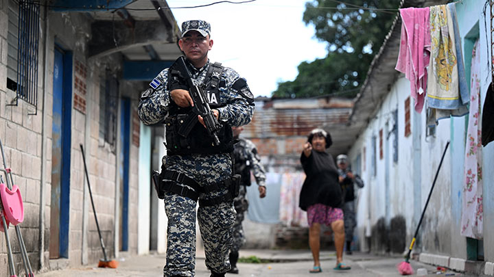 Militares asedian a las pandillas en sus bastiones en ciudad cercada en El Salvador./Foto: AFP