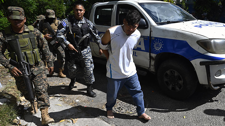 Militares asedian a las pandillas en sus bastiones en ciudad cercada en El Salvador./Foto: AFP