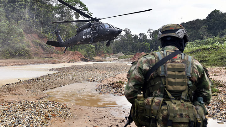 Explosivos y fuego: la arremetida oficial contra el oro ilegal en Colombia./Foto: AFP