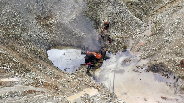 Explosivos y fuego: la arremetida oficial contra el oro ilegal en Colombia./Foto: AFP