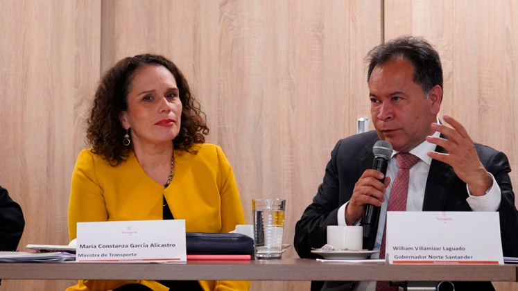 La ministra de Transporte María Constanza García y el gobernador William Villamizar en el encuentro ayer en Bogotá