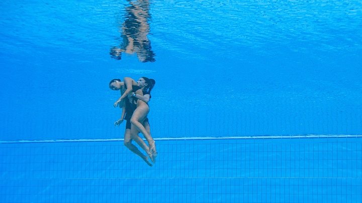 Valiente entrenadora rescató a una nadadora desmayada durante los Mundiales./Foto: AFP