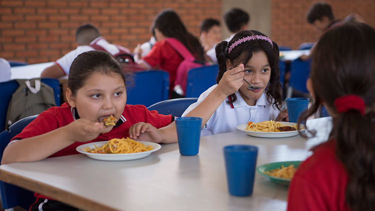 El PAE departamental se desarrolla en tres modalidades y beneficia no solo a los estudiantes colombianos, también se ha convertido en ese complemento alimentario para los niños y adolescentes migrantes y de comunidades indígenas. / Fotos: La Opinión
