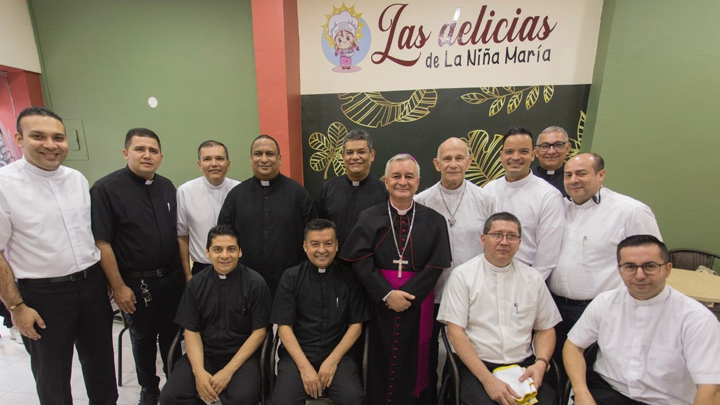 sacerdotes y monseñor