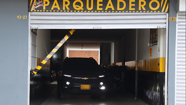 Los encargados de los parqueaderos piden a las autoridades municipales desarrollar acciones de contro, porque la informalidad los afecta./ Foto Carlos Ramírez-La Opinión