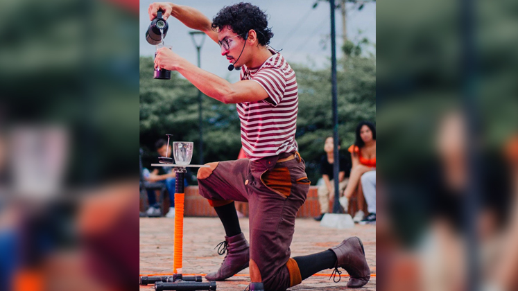 ‘Dani Cafeto’, el cerebro detrás de este proyecto, es un artista escénico con 17 años de experiencia en teatro. 