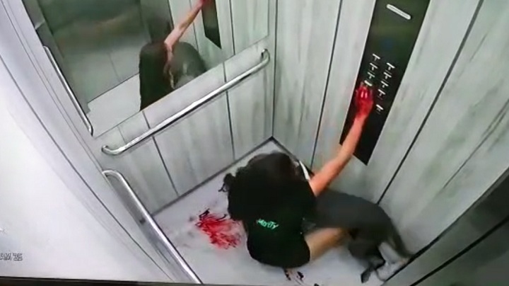 La mujer alcanzó a bajar al piso 1 a pedir auxilio