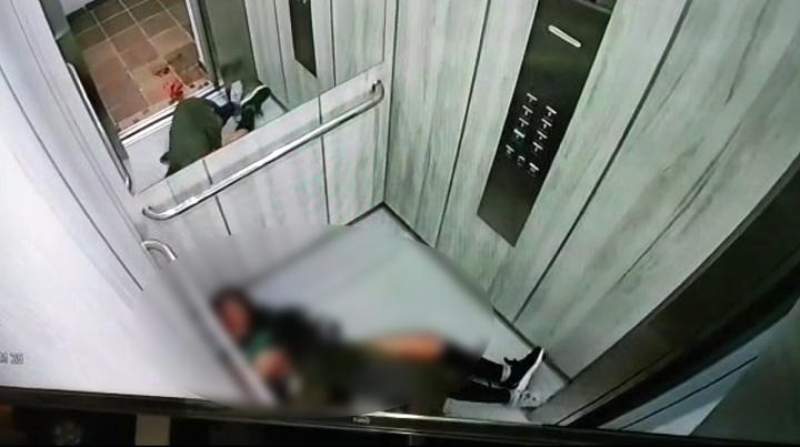 La mujer alcanzó a bajar al piso 1 a pedir auxilio