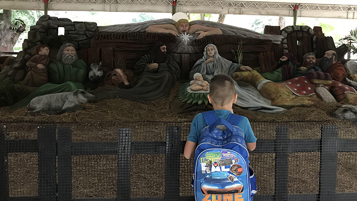 Un pesebre gigante brota de la arena del Ecoparque./Foto: cortesía