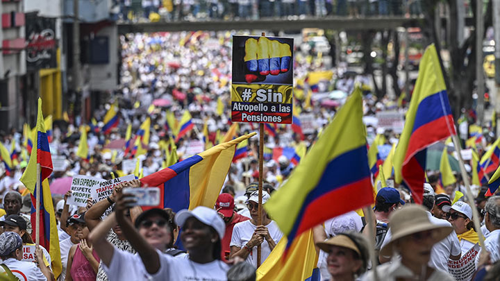 Miles de personas marcharon este lunes en las principales ciudades de Colombia contra el Gobierno de Petro./Foto: AFP
