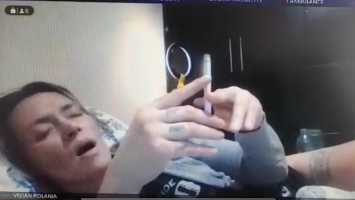 A la jueza la pillaron acostada, semidesnuda y fumando.