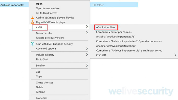 Clic derecho sobre la carpeta que deseemos proteger con contraseña y seleccionamos del submenú la opción “Añadir archivo”.