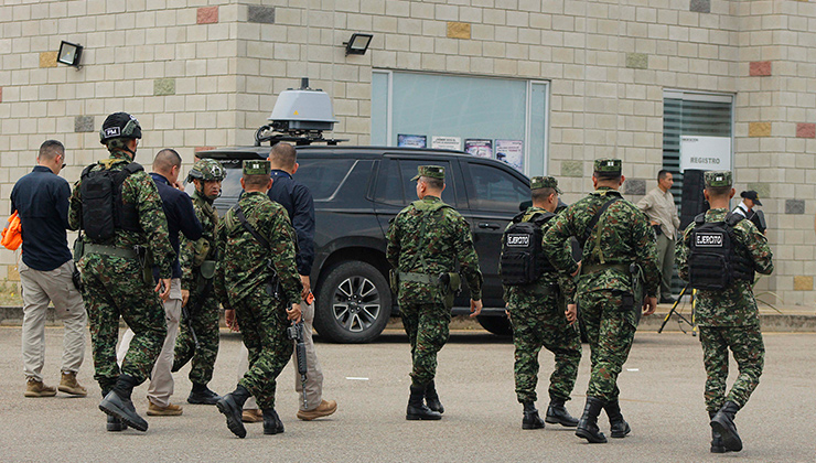 Colombia desplegó ayer más pie de fuerza en las inmediaciones del puente./ Foto Stefany Peñaloza-La Opinión