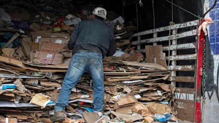 Reciclaje callejero, el rostro de la pobreza y la miseria en Colombia./Foto: AFP