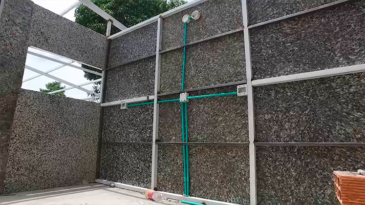 Las paredes de la casa están fabricadas en plástico reciclado, convertidos en paneles. Allí funciona un fábrica de perfumes desde hace 5 años, cuando se materializó el proyecto de los empresarios./ Foto Cortesía