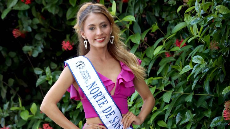 De piel blanca, ojos verdes y cabello rubio, la joven destaca no solo por su belleza, sino también por su preparación.