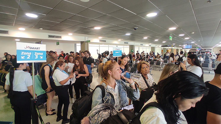 La gerente comercial de JetSmart en Colombia, Carolina Ruiz, lideró el corte de la cinta en la inauguración de la ruta Cúcuta-Medellín./ Foto Cortesía